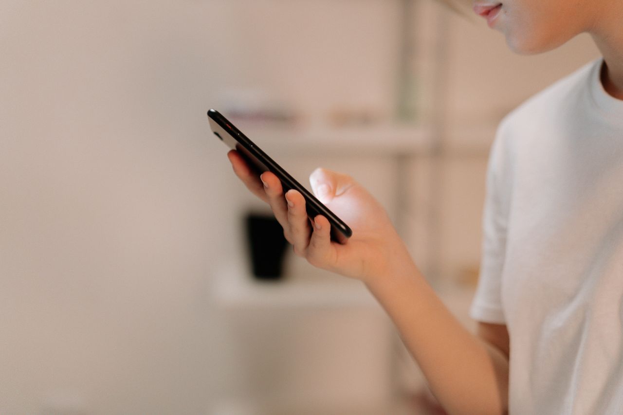 A person searching on iphone