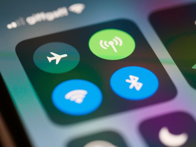 Detailed close-up of a smartphone screen displaying network and connectivity icons