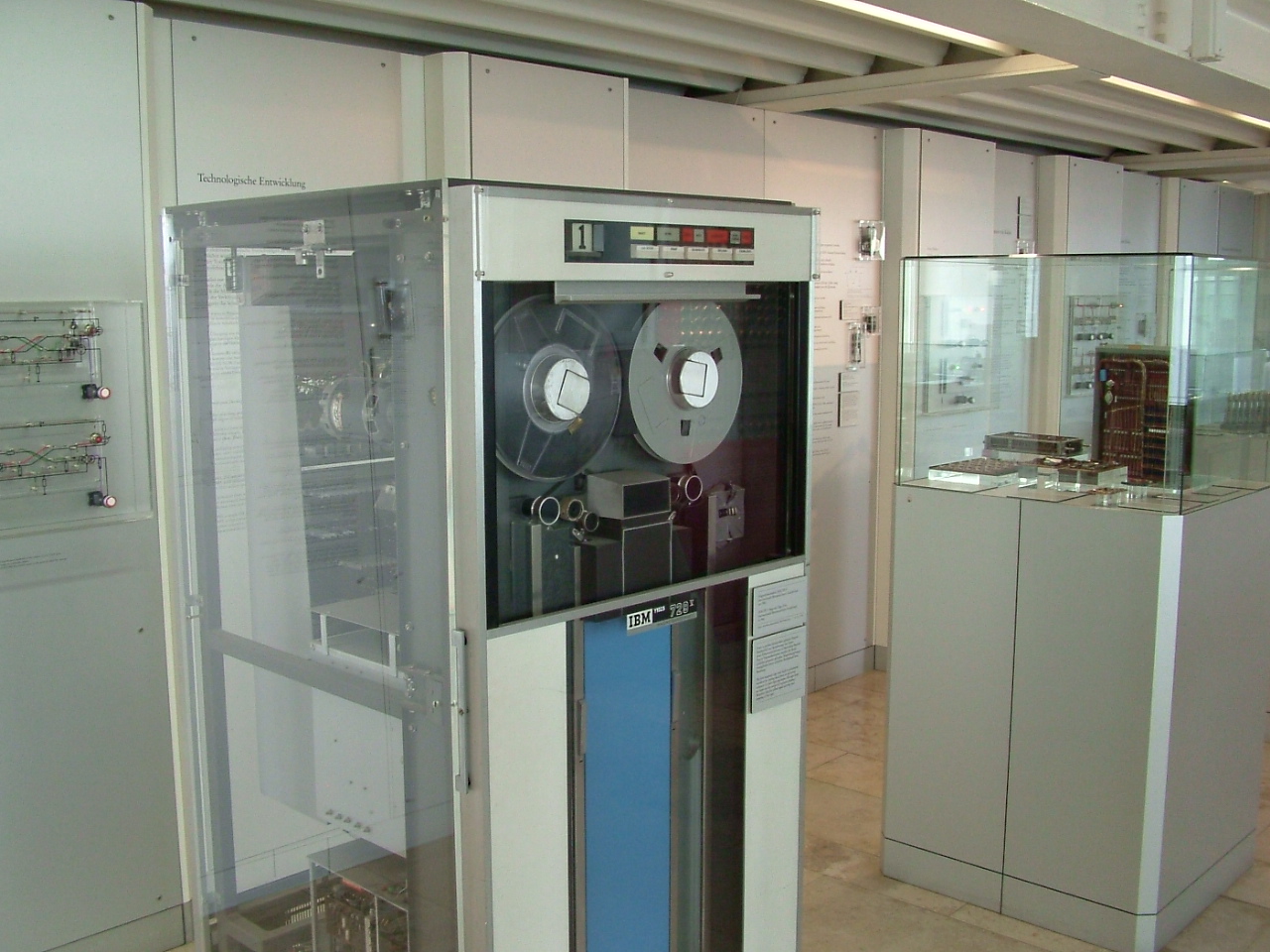 IBM 729V magnetic tape unit at the Deutsches Museum in Munich.